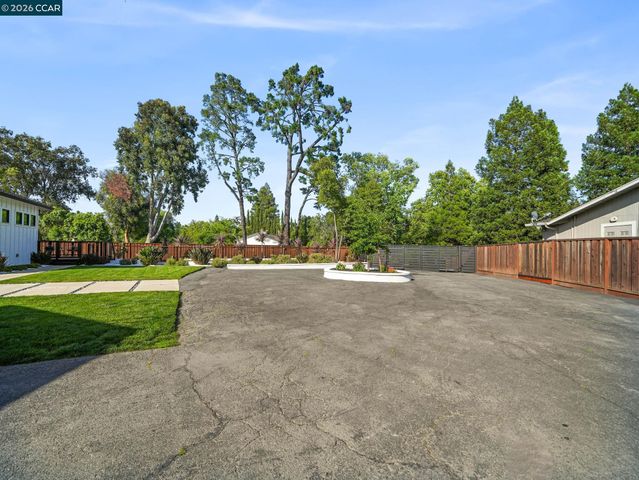 40 Mcguire Dr, Walnut Creek, CA 94596