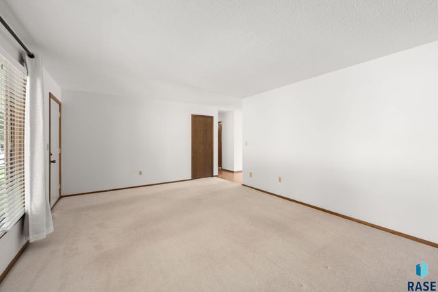 4305 S Highland Ave Avenue, Sioux Falls, SD 57103