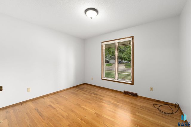 4305 S Highland Ave Avenue, Sioux Falls, SD 57103