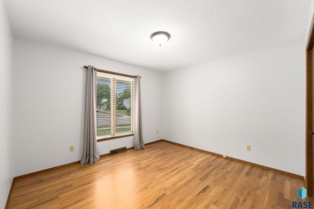 4305 S Highland Ave Avenue, Sioux Falls, SD 57103