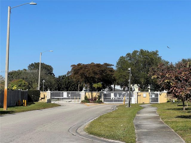 5214 NW 190th St, Miami Gardens, FL 33055