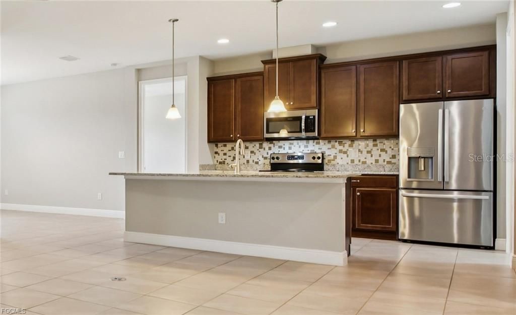 Image 11 of property listing at 11913 SUNBURST MARBLE ROAD, Riverview, FL 33579