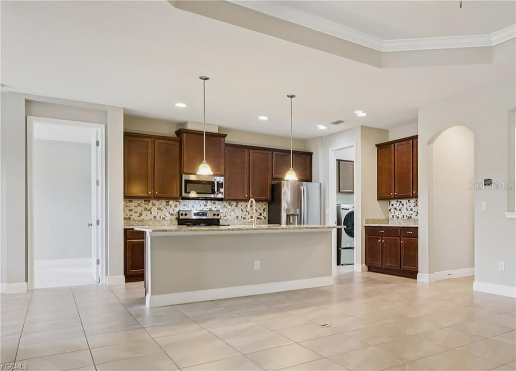 Image 12 of property listing at 11913 SUNBURST MARBLE ROAD, Riverview, FL 33579