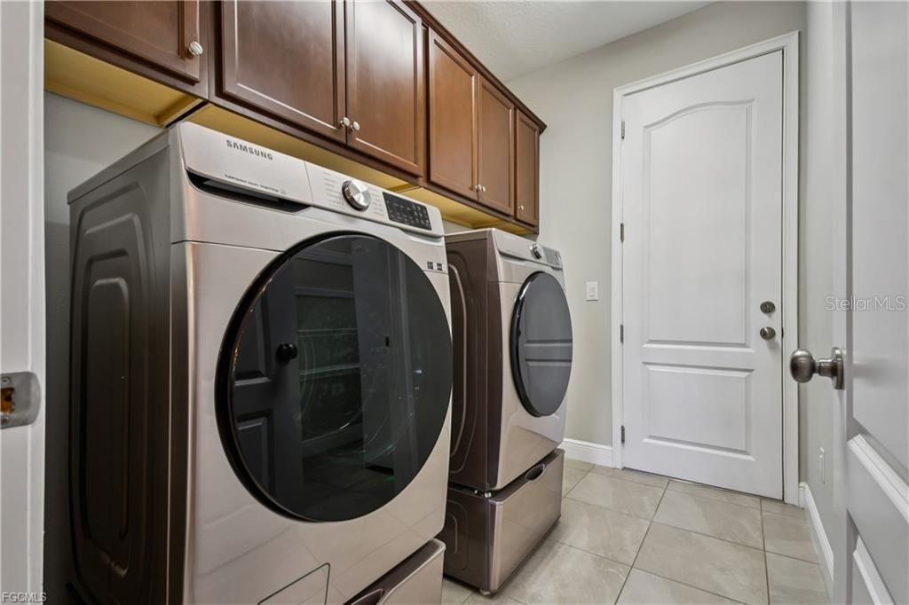 Image 15 of property listing at 11913 SUNBURST MARBLE ROAD, Riverview, FL 33579