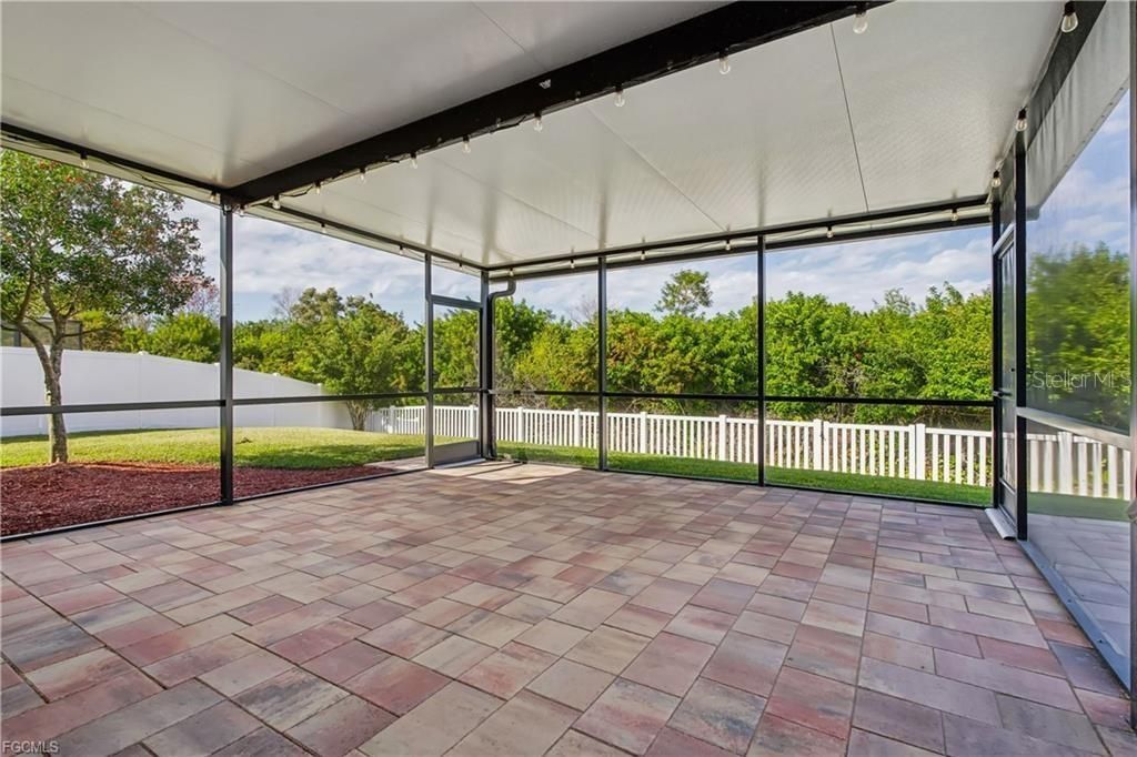 Image 30 of property listing at 11913 SUNBURST MARBLE ROAD, Riverview, FL 33579