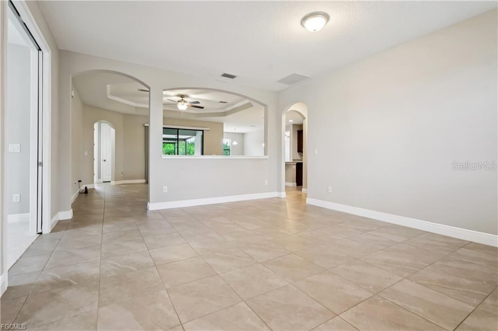 Image 4 of property listing at 11913 SUNBURST MARBLE ROAD, Riverview, FL 33579