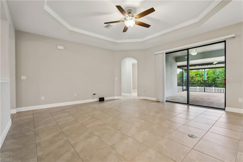Image 7 of property listing at 11913 SUNBURST MARBLE ROAD, Riverview, FL 33579