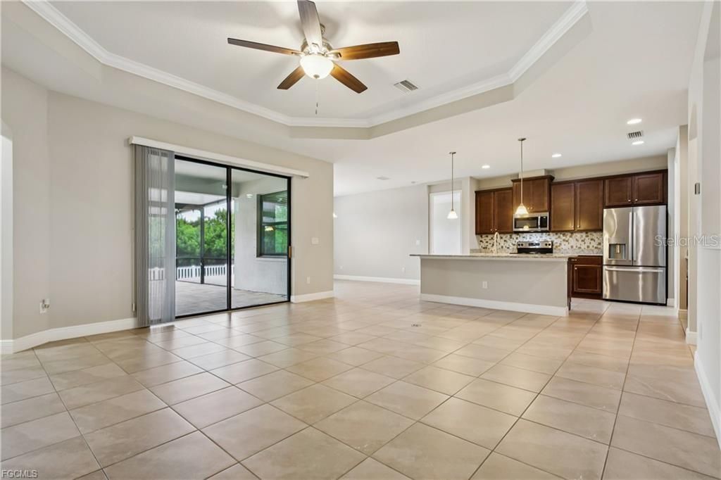 Image 8 of property listing at 11913 SUNBURST MARBLE ROAD, Riverview, FL 33579