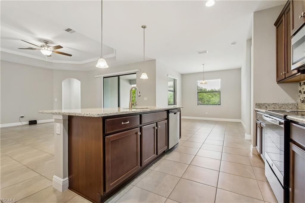 Image 10 of property listing at 11913 SUNBURST MARBLE ROAD, Riverview, FL 33579