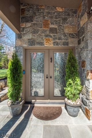 1 Driftway St, Roseland Boro, NJ 07068