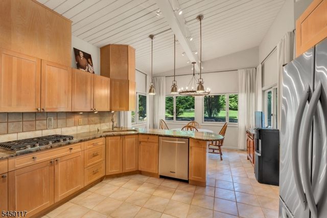1 Driftway St, Roseland Boro, NJ 07068