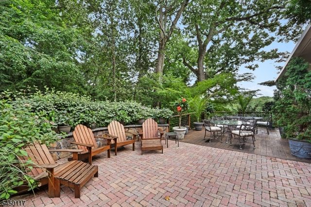 1 Driftway St, Roseland Boro, NJ 07068