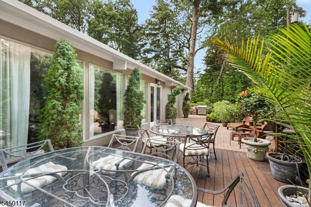 1 Driftway St, Roseland Boro, NJ 07068