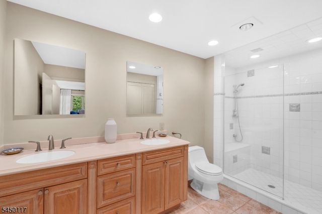 1 Driftway St, Roseland Boro, NJ 07068