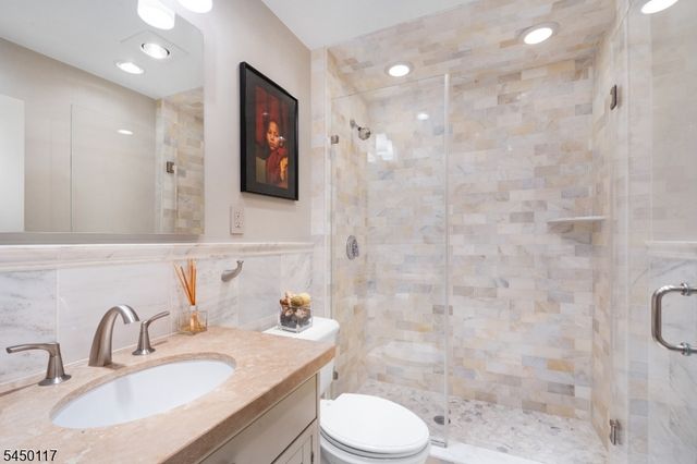 1 Driftway St, Roseland Boro, NJ 07068