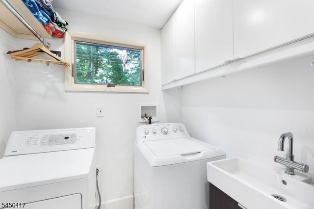 1 Driftway St, Roseland Boro, NJ 07068