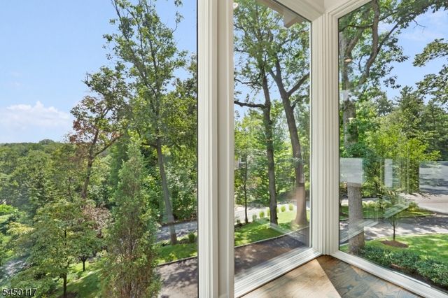 1 Driftway St, Roseland Boro, NJ 07068