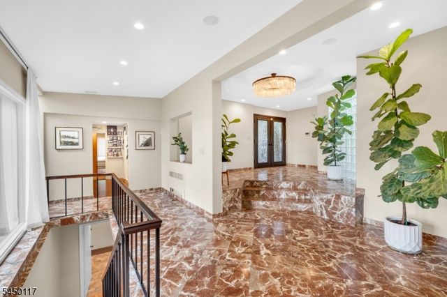 1 Driftway St, Roseland Boro, NJ 07068