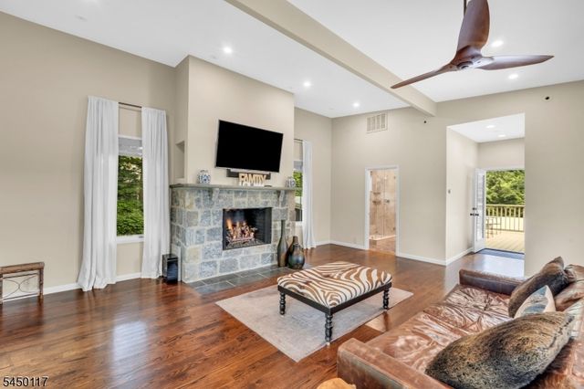 1 Driftway St, Roseland Boro, NJ 07068