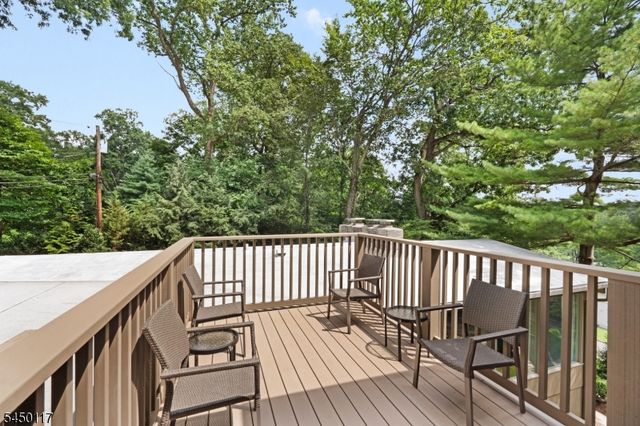 1 Driftway St, Roseland Boro, NJ 07068