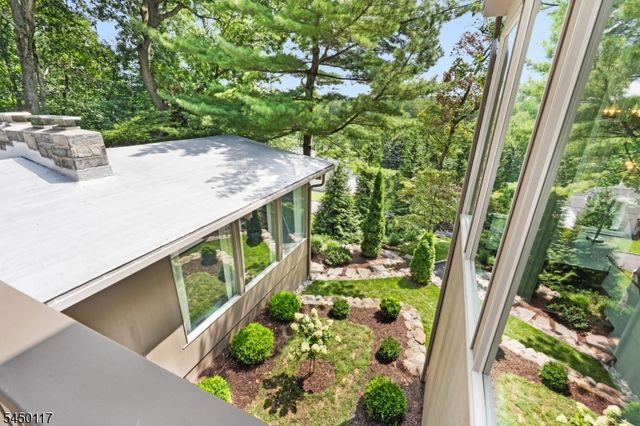 1 Driftway St, Roseland Boro, NJ 07068
