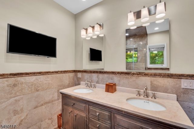 1 Driftway St, Roseland Boro, NJ 07068