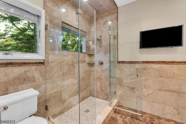 1 Driftway St, Roseland Boro, NJ 07068
