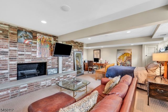 1 Driftway St, Roseland Boro, NJ 07068