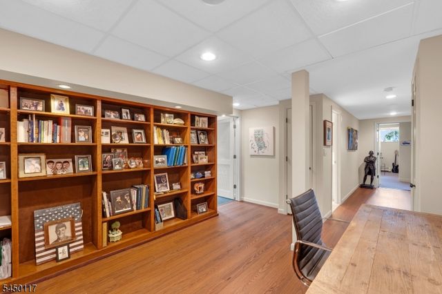 1 Driftway St, Roseland Boro, NJ 07068
