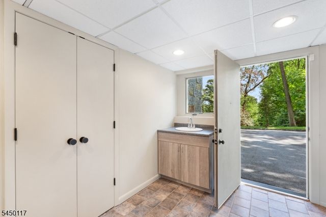 1 Driftway St, Roseland Boro, NJ 07068