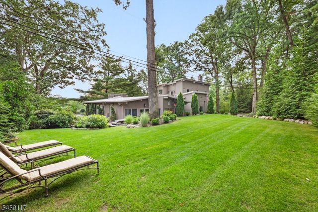 1 Driftway St, Roseland Boro, NJ 07068