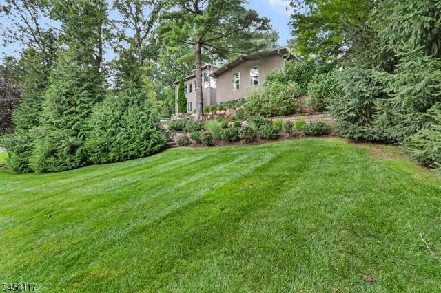 1 Driftway St, Roseland Boro, NJ 07068
