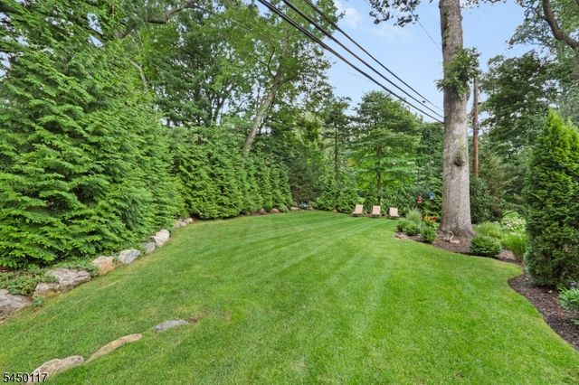 1 Driftway St, Roseland Boro, NJ 07068