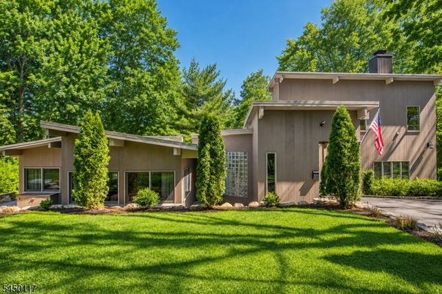 1 Driftway St, Roseland Boro, NJ 07068