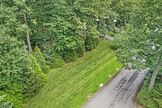 1 Driftway St, Roseland Boro, NJ 07068