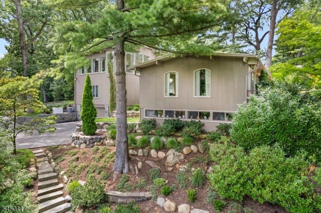 1 Driftway St, Roseland Boro, NJ 07068