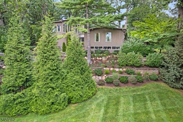 1 Driftway St, Roseland Boro, NJ 07068