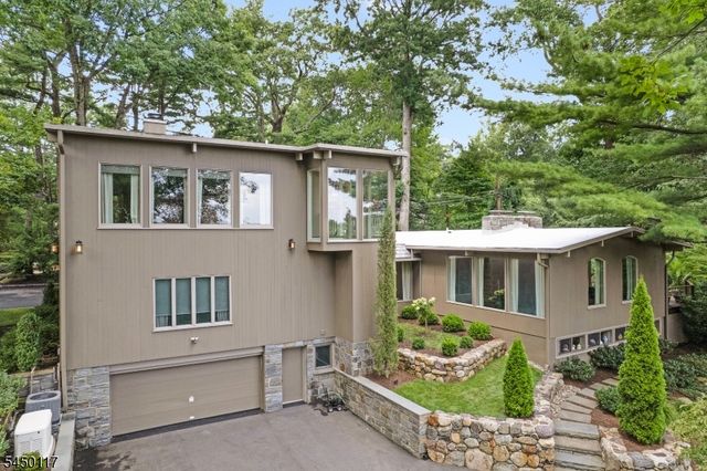 1 Driftway St, Roseland Boro, NJ 07068