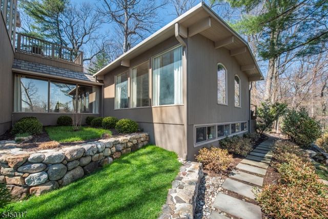 1 Driftway St, Roseland Boro, NJ 07068