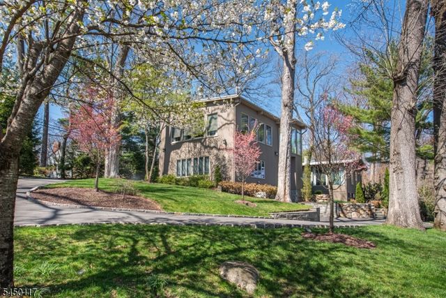 1 Driftway St, Roseland Boro, NJ 07068