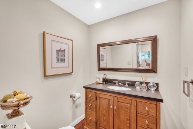 1 Driftway St, Roseland Boro, NJ 07068