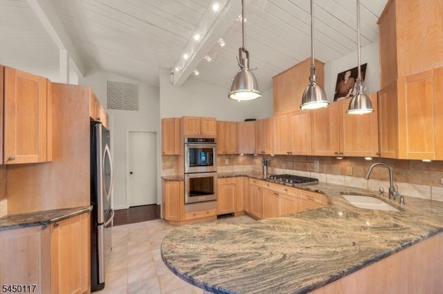 1 Driftway St, Roseland Boro, NJ 07068