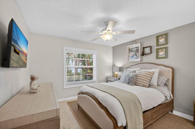 31 Windsor Lane, Palm Beach Gardens, FL 33418