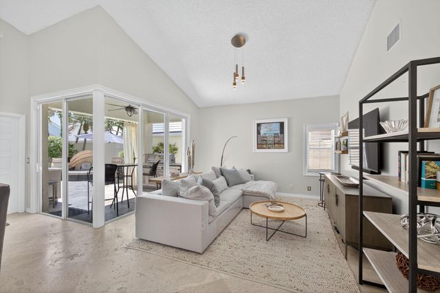 31 Windsor Lane, Palm Beach Gardens, FL 33418