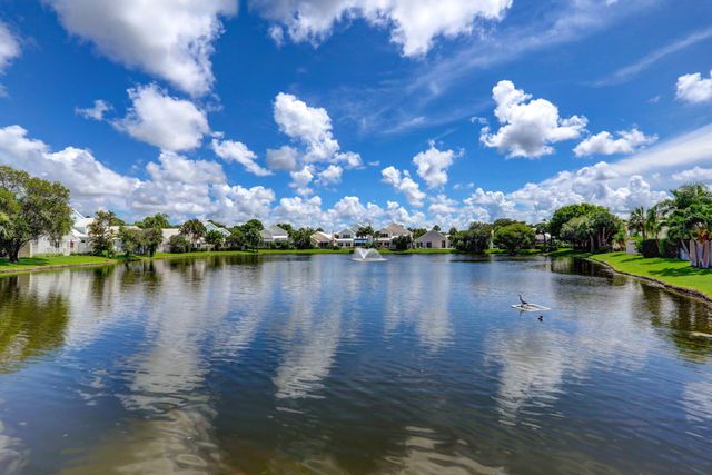31 Windsor Lane, Palm Beach Gardens, FL 33418