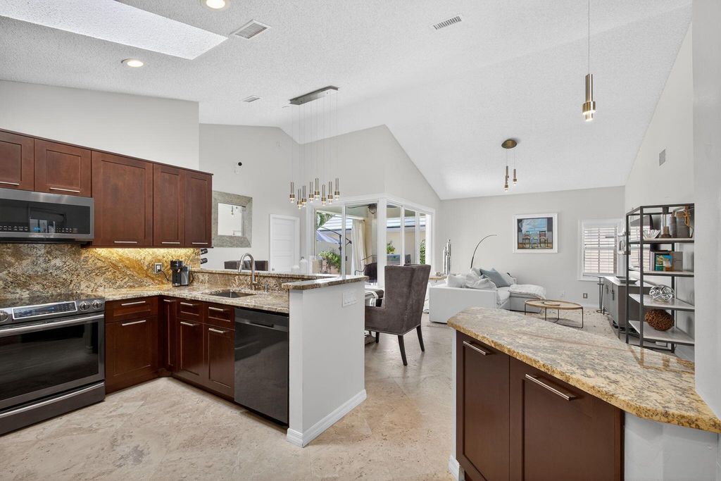 31 Windsor Lane, Palm Beach Gardens, FL 33418