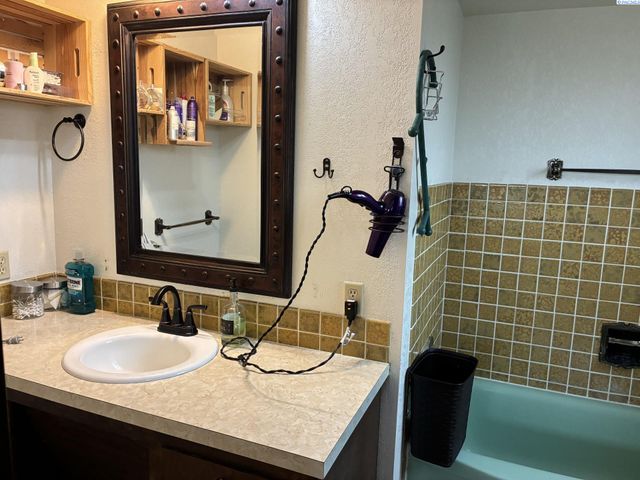 7802 Hicks Road, Grandview, WA 98930