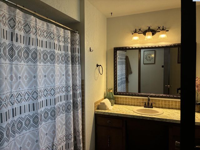 7802 Hicks Road, Grandview, WA 98930