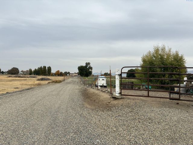 7802 Hicks Road, Grandview, WA 98930