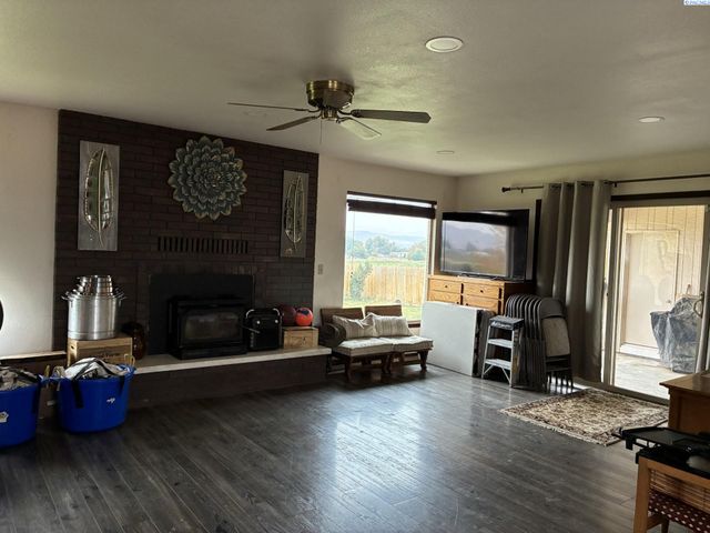 7802 Hicks Road, Grandview, WA 98930